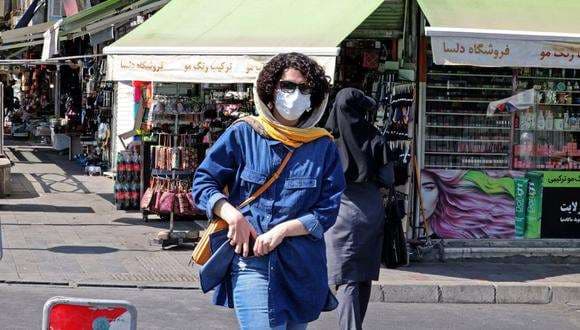 Una mujer iraní lleva una mascarilla como medida contra el Covid-19