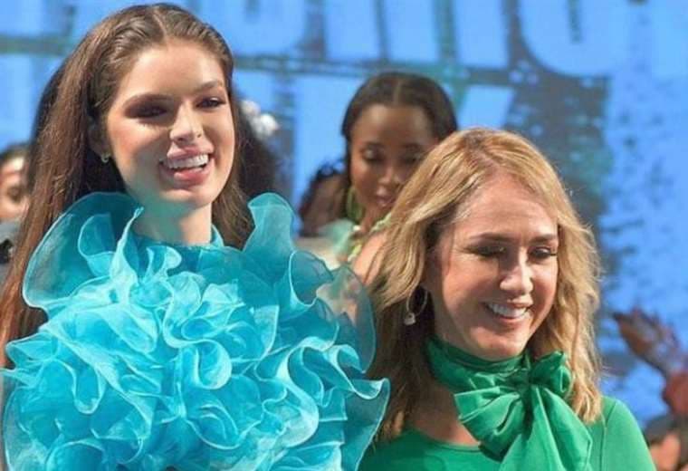 La diseñadora boliviana con la Miss Paraguay, al terminar su desfile