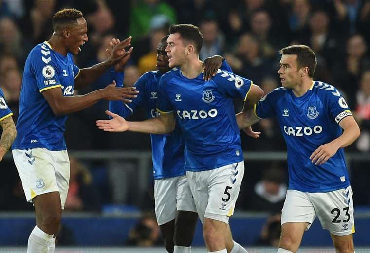 Keane es felicitado por sus compañeros del Everton tras el gol que marcó. Foto: AFP