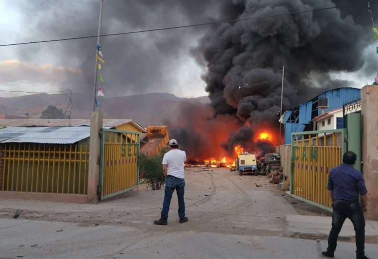El auxilio no se puede hacer efectivo, por miedo a más explosiones /Foto: Mario Vargas