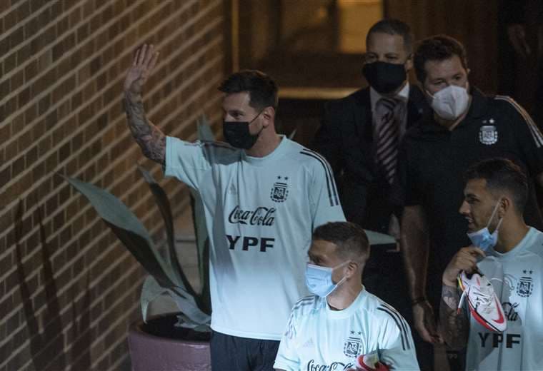 Messi saluda a la afición argentina que radica en Caracas. Foto: AFP