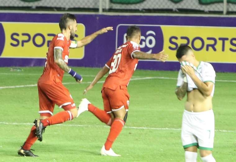 Celebra Orfano que hizo dos goles ante Oriente. Foto: JC Torrejón