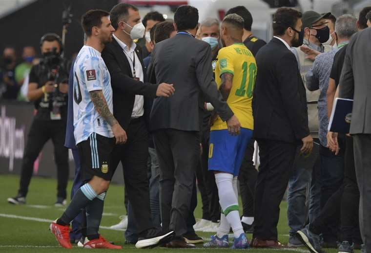 Messi y Neymar se unieron al reclamo tras la paralización del partido. Foto: AFP