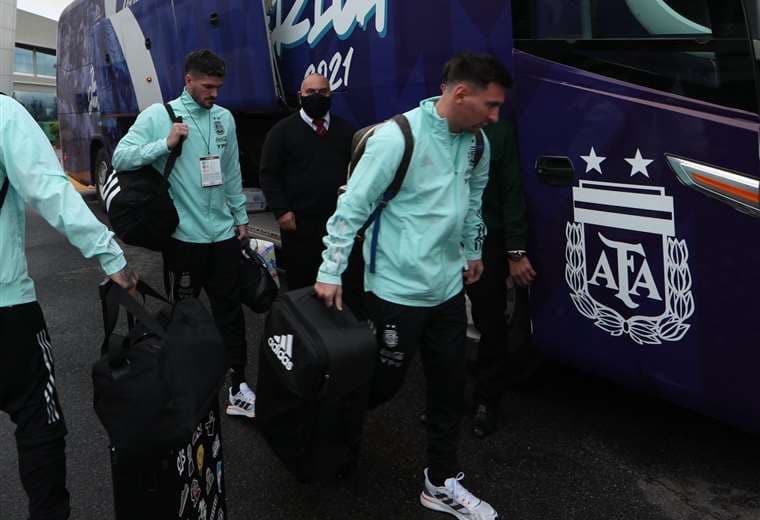 Messi y sus compañeros suben al autobús que los llevó al Monumental. Foto: AFA