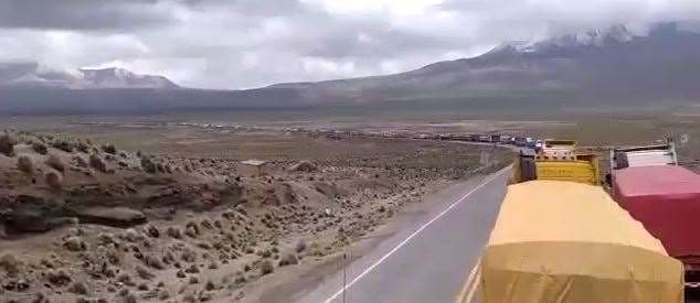 Captura de video de la fila de camiones en Tambo Quemado