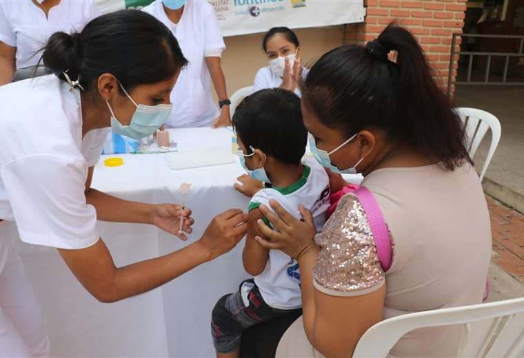 Vacunación en niños (Foto: Juan Carlos Torrejón)