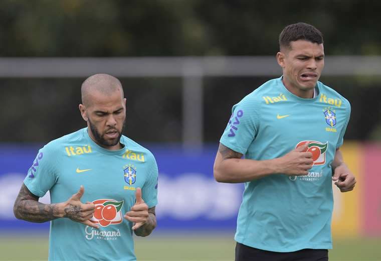 Dani Alves trota con Thiago Silva, ambos de la selección brasileña. Foto: AFP