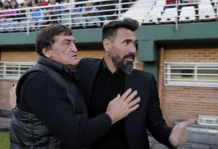 El abrazo de Falcioni y Domínguez, entrenadores argentinos. Foto: Internet