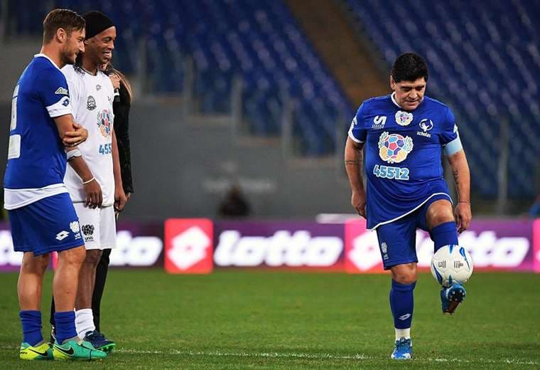 Maradona con Ronaldinho y Francesco Totti en el Partido por la Paz de 2016