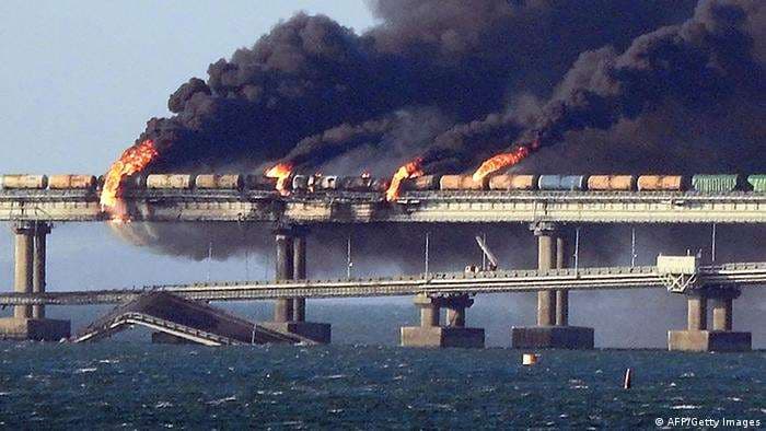 El puente de Crimea, colapsado tras la explosión, el 8.10.2022/ AFP