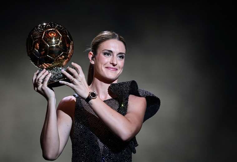 Alexia Putellas recibió su Balón de Oro. AFP