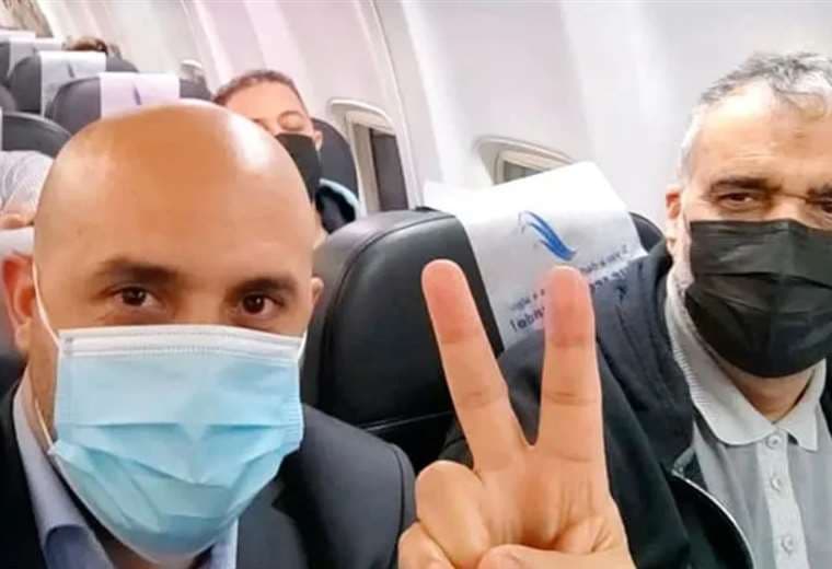 Mario Arraga y Gholamreza Ghasemi, a bordo del avión que los sacó de la Argentina. 