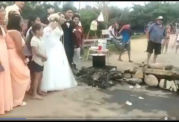 Se improvisó una "boda" en pleno punto de bloqueo en Quebrada Seca