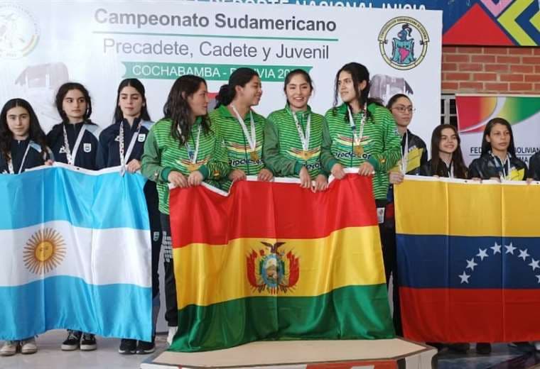Podio de sable femenino por equipos. Bolivia en el primer lugar. Foto: Internet