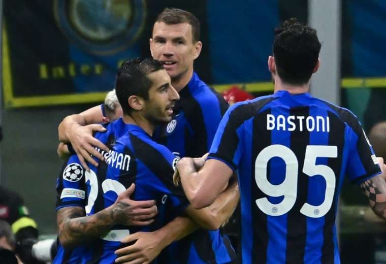 Edin Dzeko (de frente) hizo un doblete a favor del Inter. Foto: AFP