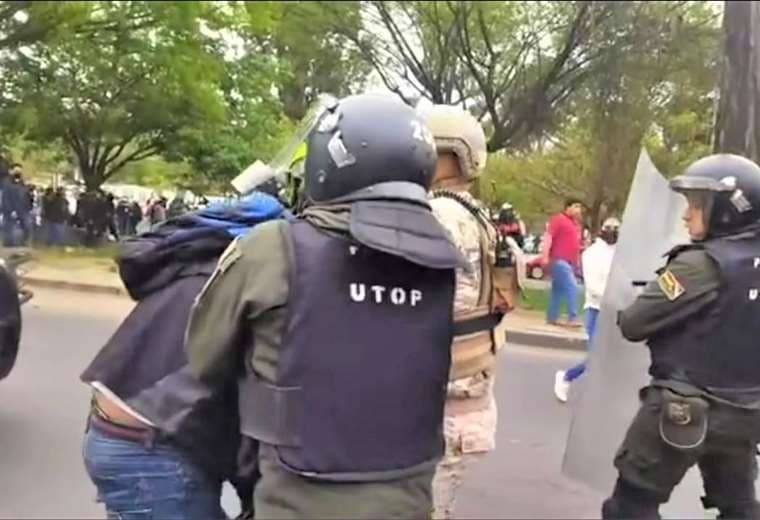 El momento en que policías arrestan a una persona Foto: captura de video/David Maygua