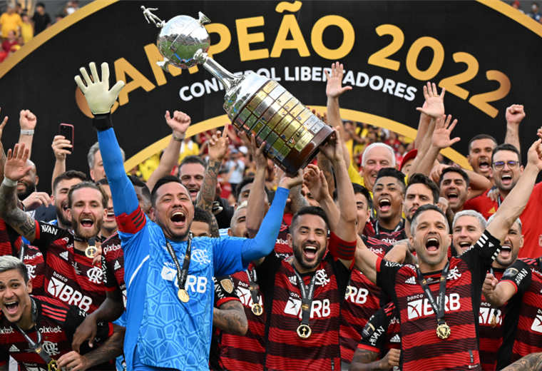Flamengo con el trofeo de campeón en el Monumental de Guayaquil. Foto: AFP