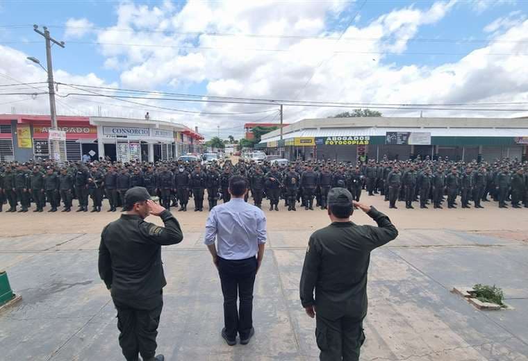 Ministro Del Castillo recibiendo al contingente policial.