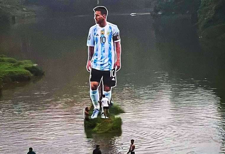 Gigantografía de Messi en medio del río de Pullavoor. Twitter