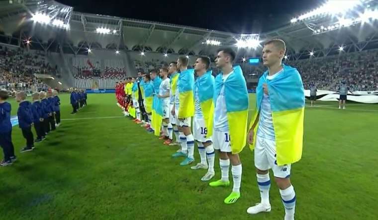 Dinamo Kiev ingresando con la bandera de su país en un partido de Champions. Twitter