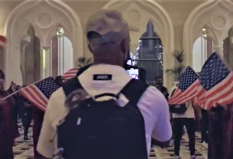 Banderas de EEUU en el hotel de Doha para recibir a la selección. Foto: Internet