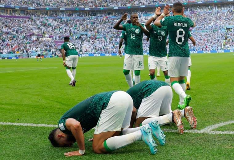 Jugadores de Arabia Saudita tras el gol de la victoria. AFP