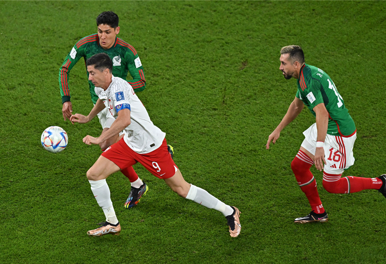 Robert Lewandowski escapa a la marca de dos rivales mexicanos. Foto. AFP