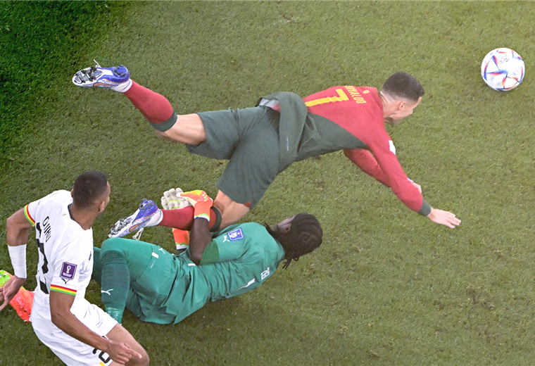 Cristiano Ronaldo choca con el portero de Ghana Lawrence Ati Zigi. Foto. AFP 