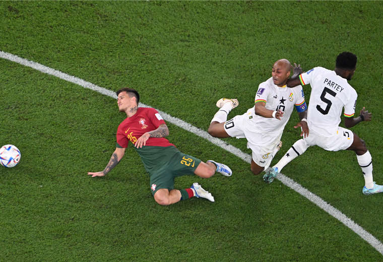Por momentos se juega con pierna fuerte entre Portugal y Ghana. Foto. AFP