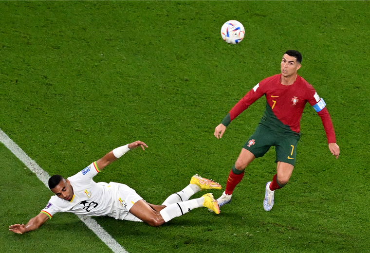 Cristiano Ronaldo (7) juega su quinto mundial en Qatar. Foto. AFP