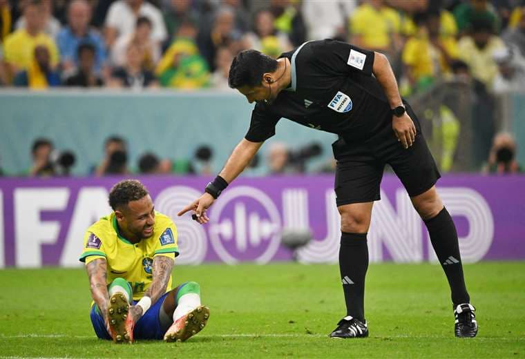 Neymar salió de la cancha bastante dolorido ente Serbia 