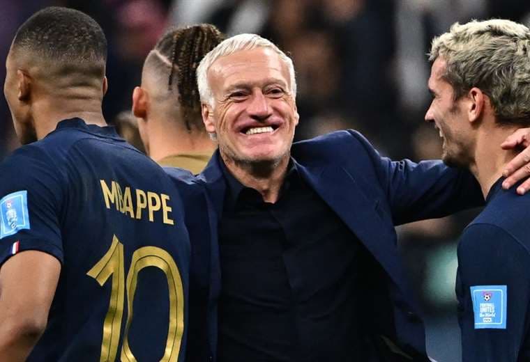 Deschamps felicita a Mbappe y Griezmann tras el triunfo. Foto: AFP