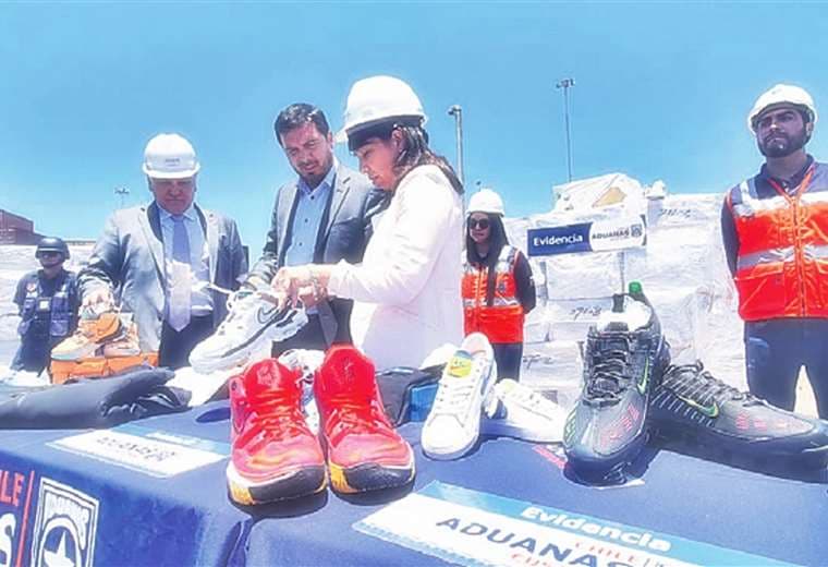 Agentes de Aduana de Chile verifican mercadería confiscada en Iquique
