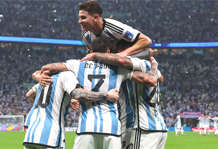 Los jugadores de la selección argentina celebran tras marcar ante Croacia. Foto. AFP