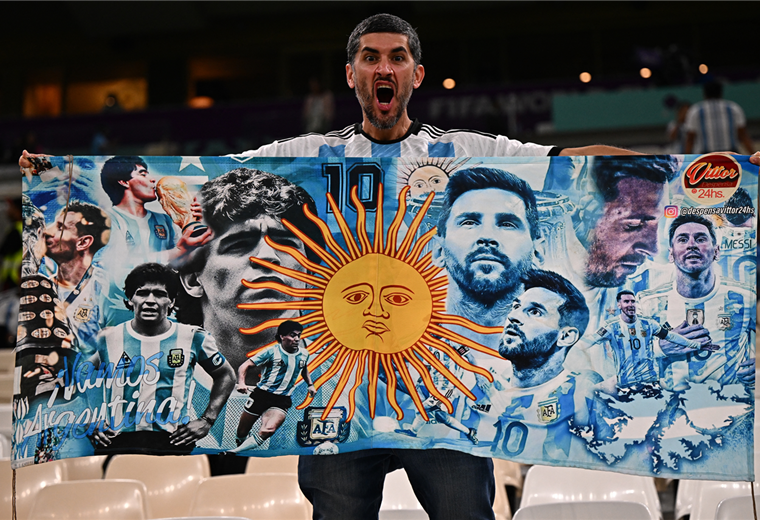 Un fanático argentino alienta a su selección en el estadio Lusail. Foto. AFP