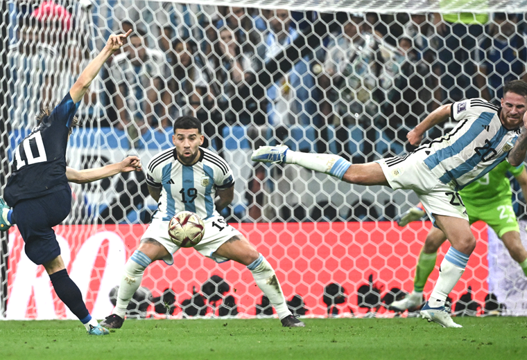 Luka Modric saca un remate ante la oposición de la defensa argentina. Foto. AFP