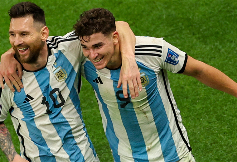 Lionel Messi y Julián Álvarez celebran tras gol del 9 ante Ucrania. Foto. AFP 