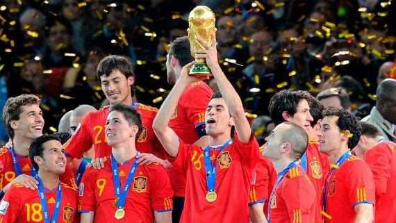 Busquets levantando la Copa del Mundo en 2010.