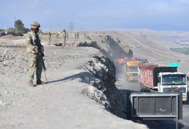 Soldados vigilan la carretera Panamericana en la ciudad de Alto Siguas, Arequipa/Foto: AFP