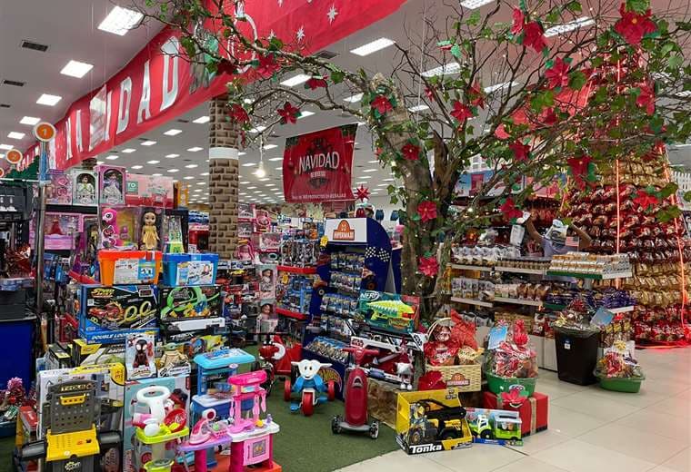 Las salas de los supermercados se llenaron de productos para festejar la Navidad