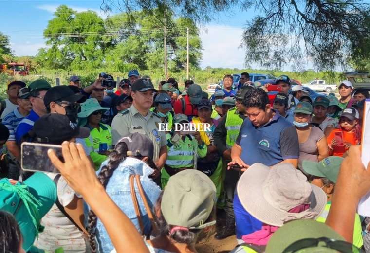 La Policía acudió a persuadir a los que bloquean el vertedero /Jorge Gutiérrez