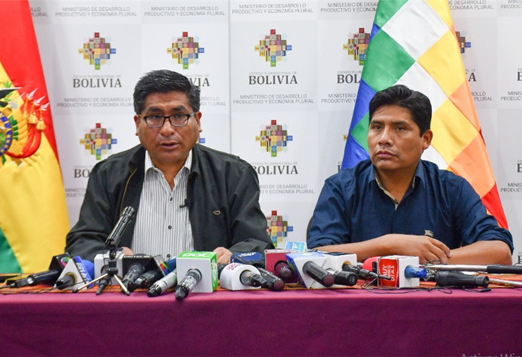 Néstor Huanca (izq) en conferencia de prensa. Foto: MDPyEP