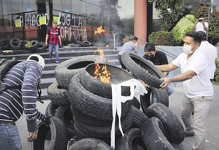 Afines al MAS incendian llantas frente a Saguapac. Foto: Juan Carlos Torrejón