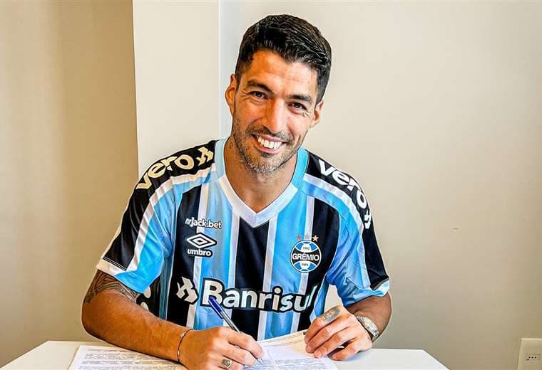Suárez en la firma de su contrato con el Gremio. Twitter