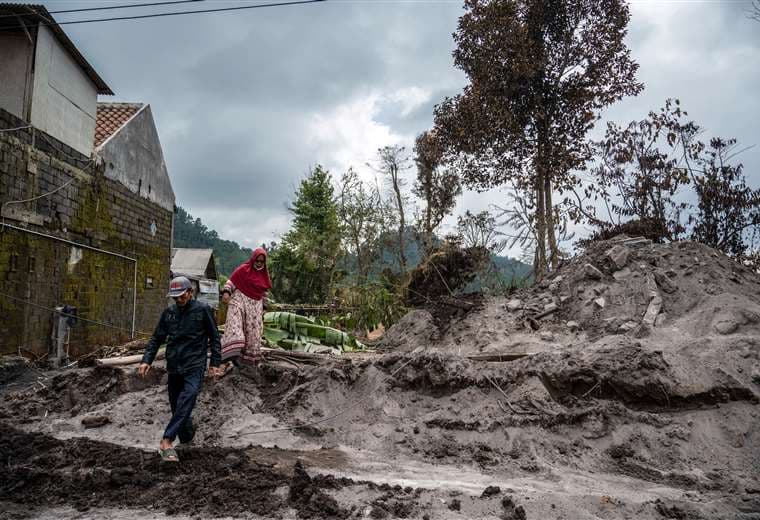 Nuevo sismo en Indonesia, también afectado por la erupción de un volcán /Foto: AFP