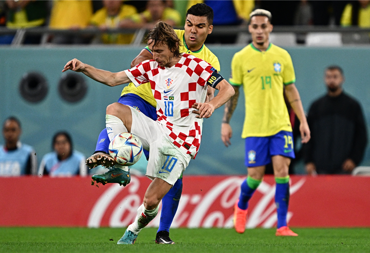 Modric domina el balón ante la marca de Casemiro. Foto. AFP