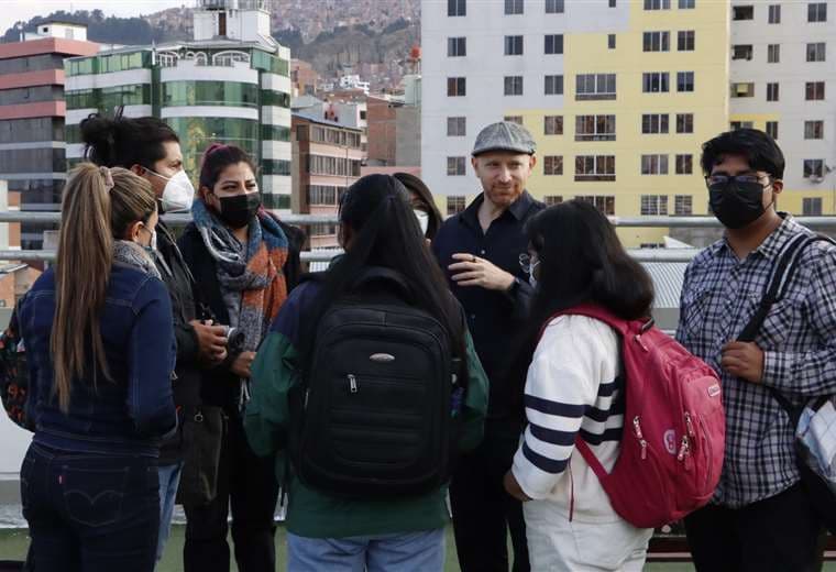 Noah Friedman compartió sus experiencias de marketing con estudiantes universitarios