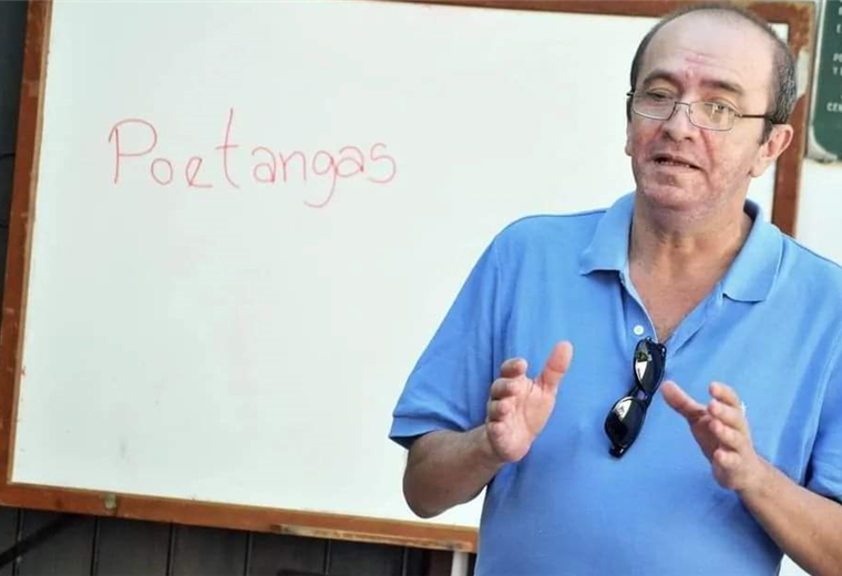 Gustavo Cárdenas impartiendo uno de los talleres Poetanga