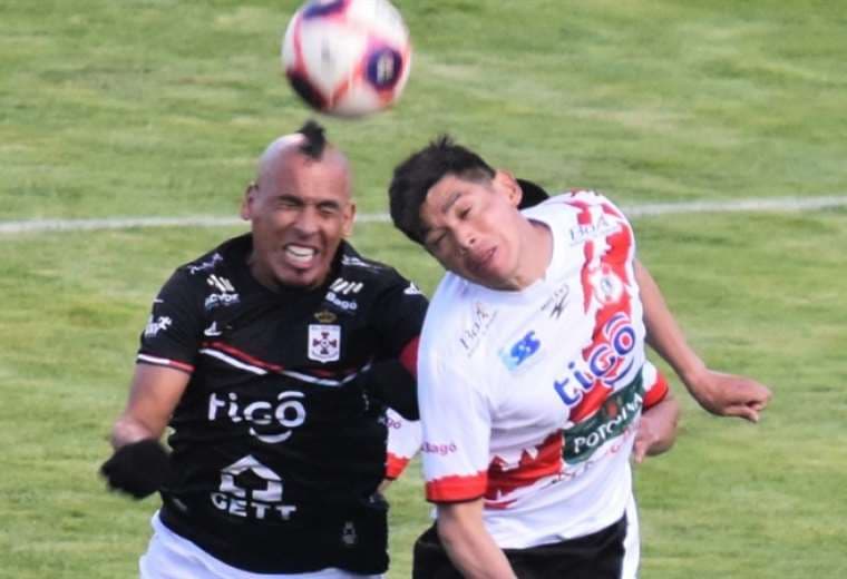 Marcos Ovejero (de negro) y Luis Torrico tuvieron un duelo aparte. Foto: APG Noticias
