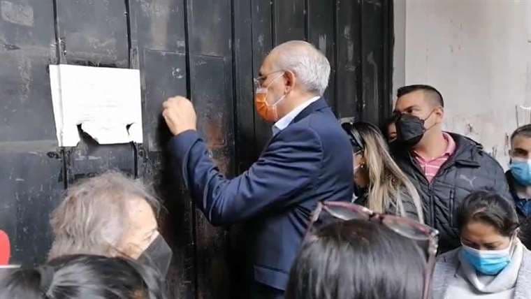 Carlos Mesa el pasado 17 de febrero en las puertas del penal de Miraflores